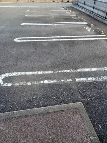 トマト・ラ・ル－ナの駐車場|駐車場に車を止められます