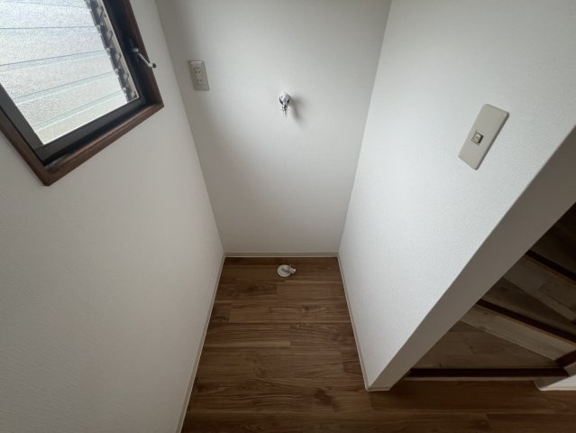 門真市岸和田3丁目中古戸建　の内装|２階階段付近に洗濯機置き場あり