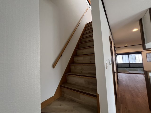 門真市岸和田3丁目中古戸建　の内装|３階へと続く階段です。