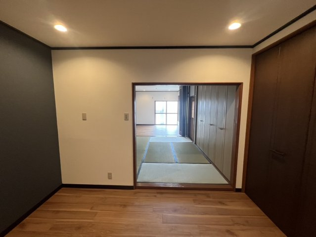 門真市岸和田3丁目中古戸建　の寝室|開放的な寝室です