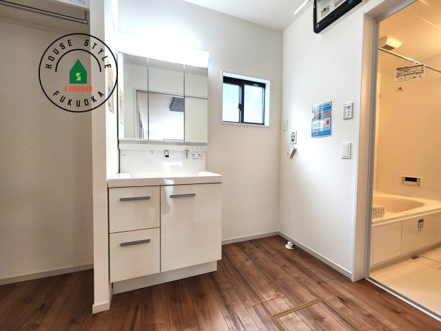 春日市天神山4丁目第2-1棟（1号棟）の脱衣所|ゆとりの洗面スペースで朝の身支度もスムーズに。暮らしを快適に変えるシャワー付洗面台です！