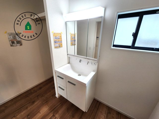 春日市天神山4丁目第2-1棟（1号棟）の独立洗面台|毎日使うものだから清潔な空間を保ちたい水回り。洗面にはそんな願いを解消させてくれる収納アイデアが満載です。三面鏡の裏側にはキャビネットが現れ小物から背の高い物まで収納できます。