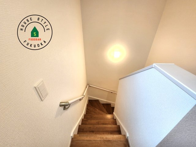 春日市天神山4丁目第2-1棟（1号棟）の内装|階段からも明るい光が入ります。採光や通風も階段の重要な役割です。