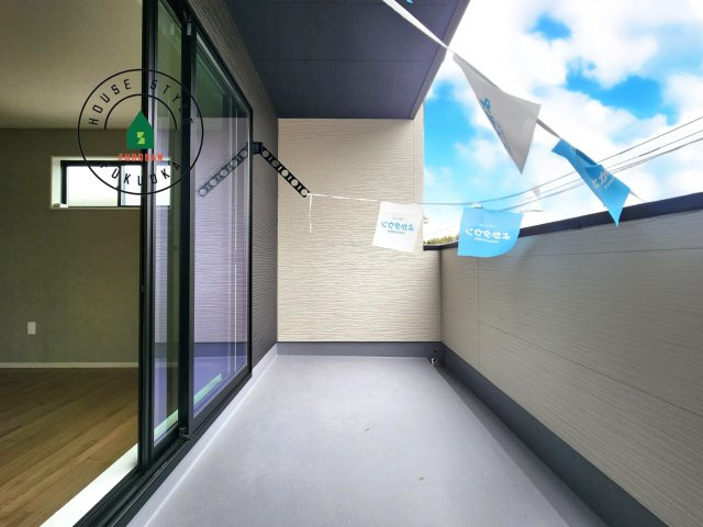 春日市天神山4丁目第2-1棟（1号棟）のバルコニー|風をしっかりと感じられるバルコニーでは、毎日が洗濯日和です。広々としているので洗濯も楽しくなるでしょうし、気分転換にバルコニーからの眺めを楽しむのもいいでしょう。