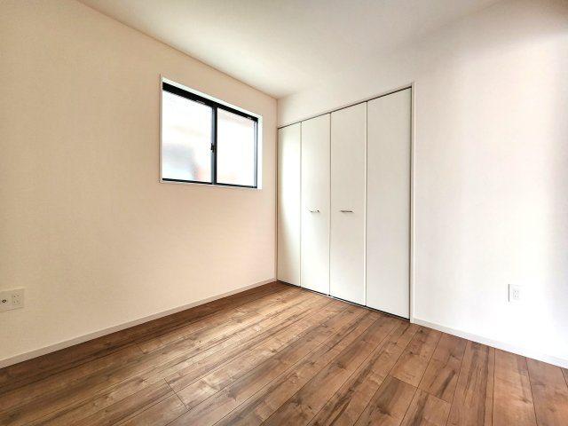 春日市天神山4丁目第2-1棟（1号棟）の子供部屋|柔らかい陽光が差し込む明るいお部屋を演出する設計。彩光の取れる窓が気持ちの良いお部屋を創り上げます。