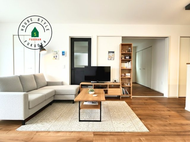 春日市天神山4丁目第2-1棟（1号棟）の居間・リビング|明るく開放的なリビングダイニングは豊かな陽光が注ぎ込み、やすらぎの空間を演出してくれます。ご家族で楽しいひとときをお過ごし下さい。※家具はCGを合成したものです。