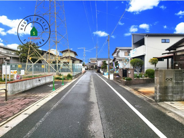 春日市天神山4丁目第2-1棟（1号棟）の前面道路含む現地写真|前面道路は閑静な住宅地をはしる車通りの少ない道路。お車の出し入れが苦手なママや小さなお子様にも安心ですね。しっかり舗装もされているので、ベビーカーや自転車で通っても快適に通行できます。