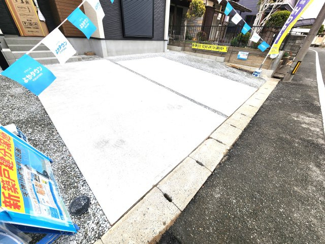 春日市天神山4丁目第2-1棟（1号棟）の駐車場|広々した駐車場になります。3台並列駐車となります。