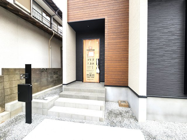 春日市天神山4丁目第2-1棟（1号棟）の玄関|おでかけの時も帰った時も、「我が家」を最初に感じでもらえる素敵な空間に。