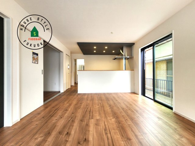 春日市天神山4丁目第2-1棟（1号棟）の居間・リビング|ご家族を近くに感じられる対面キッチンのLDK。会話もはずみそうですね。