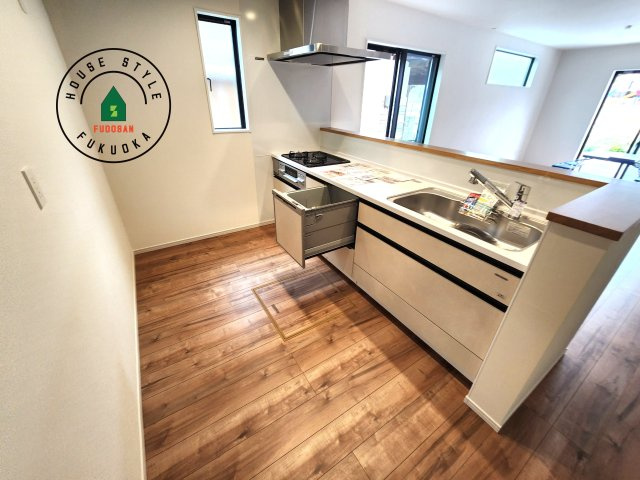 春日市天神山4丁目第2-1棟（1号棟）のキッチン|ダイニングテーブルへの配膳がラクラク、お料理はかどるカウンター付きシステムキッチン！