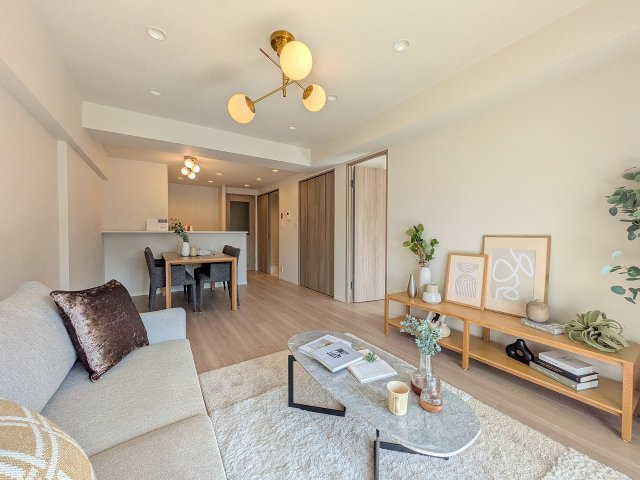 高尾パークハイツＡ棟の居間・リビング|～15.0帖の明るいLDKで、家族団欒の時間をお過ごしいただけます～