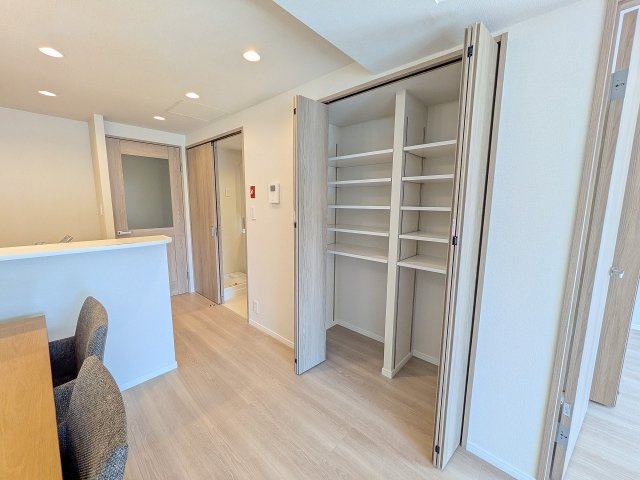 高尾パークハイツＡ棟の収納|～大容量収納可能、可動棚付きのLDK収納～