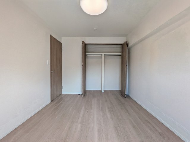 高尾パークハイツＡ棟の収納|～収納力の高いクローゼット完備～