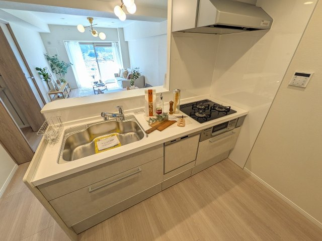 高尾パークハイツＡ棟のキッチン|～新規交換済、使い勝手の良いシステムキッチン～