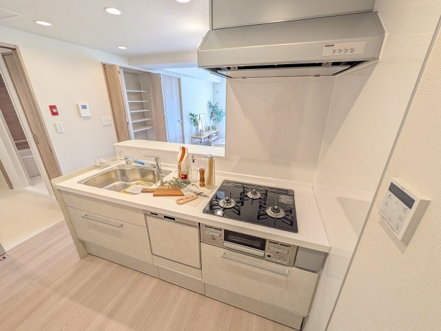 高尾パークハイツＡ棟のキッチン|～３口コンロと広い調理台でお料理が捗ります～