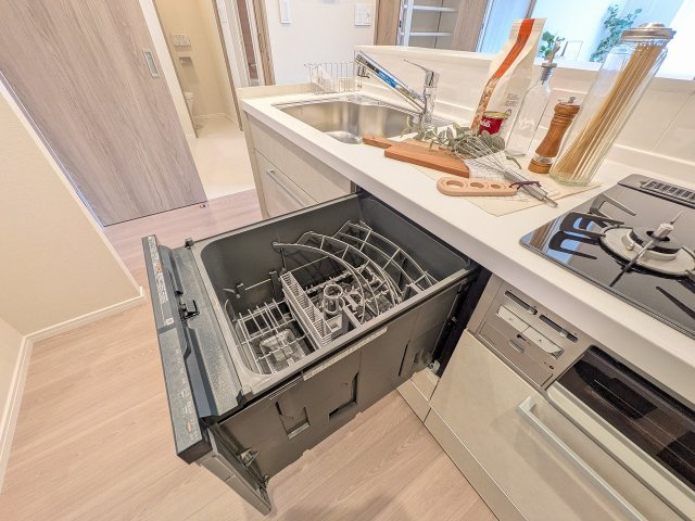 高尾パークハイツＡ棟のキッチン|～食洗機付き　食事後の食器洗いはお任せ、家族でゆっくりとくつろげます～