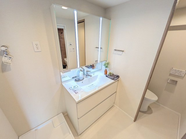 高尾パークハイツＡ棟の独立洗面台|～新規交換済、３面鏡付きの独立洗面台　細々している物をスッキリ収納出来ます～