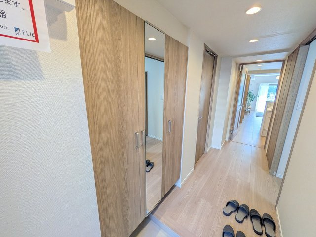 高尾パークハイツＡ棟の玄関|～大容量収納可能、姿見付きの天井高シューズボックス～