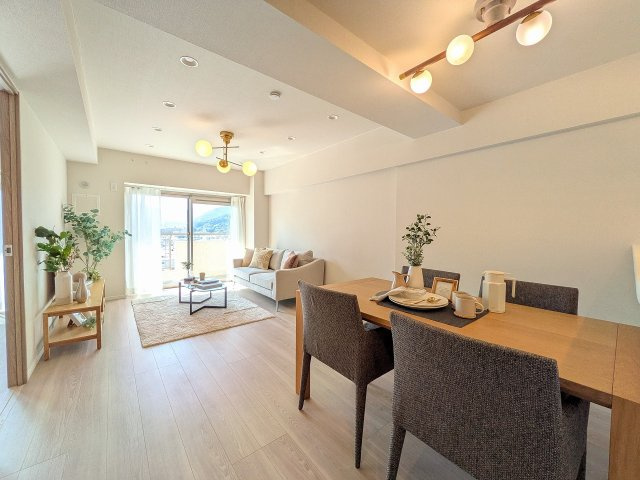 高尾パークハイツＡ棟の居間・リビング|～15.0帖の明るいLDKで、家族団欒の時間をお過ごしいただけます～