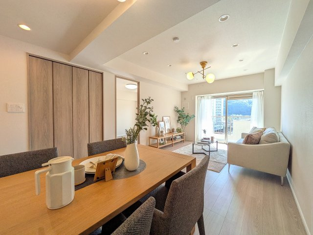 高尾パークハイツＡ棟の居間・リビング|～15.0帖の明るいLDKで、家族団欒の時間をお過ごしいただけます～