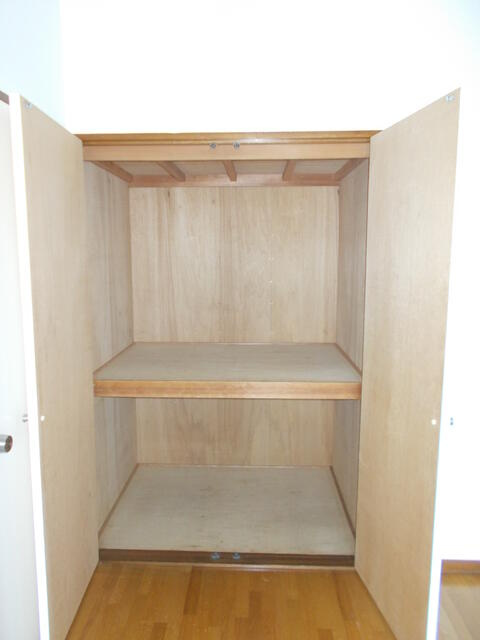 サンヴァレー田中の収納|洋室６帖　収納