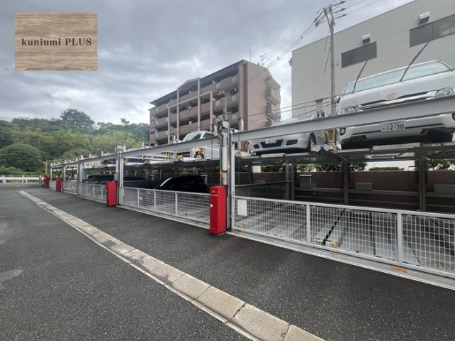 デ・リード鶴見緑地パークサイドの駐車場