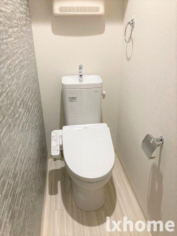 フジパレス千里丘東のトイレ|落ち着いた色調のトイレです