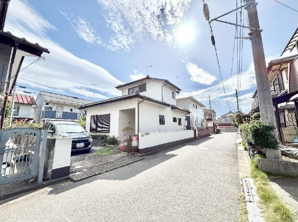 中古戸建　熊谷市拾六間789-5（リフォーム住宅）の前面道路含む現地写真