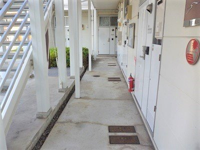 レオパレス北条口の玄関