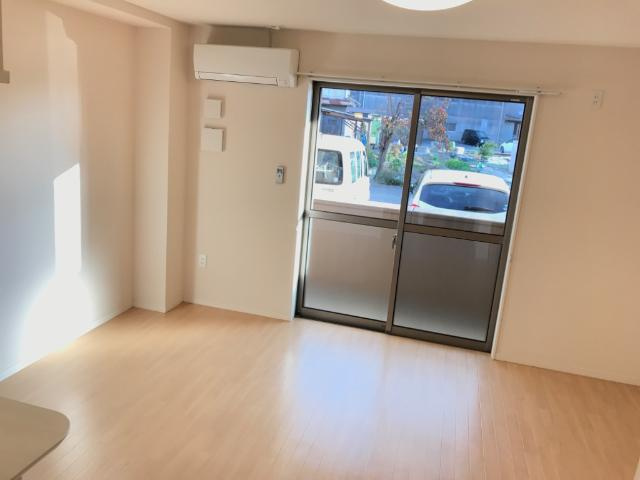 オーシャン・ステラの居間・リビング|光が差し込むリビング