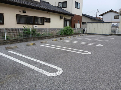 【駐車場】 | ヴィル・アルモニー | 車をお持ちの方に嬉しい駐車場付きの物件です