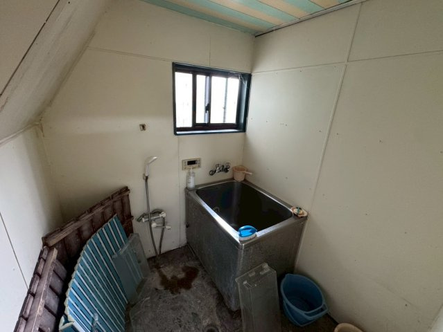 －三丁目不動産ー　深谷市下手計　敷地内に倉庫の浴室