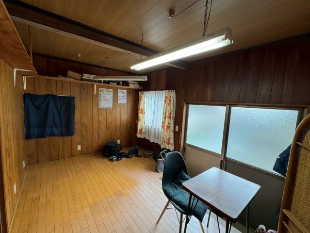 －三丁目不動産ー　深谷市下手計　敷地内に倉庫の洋室