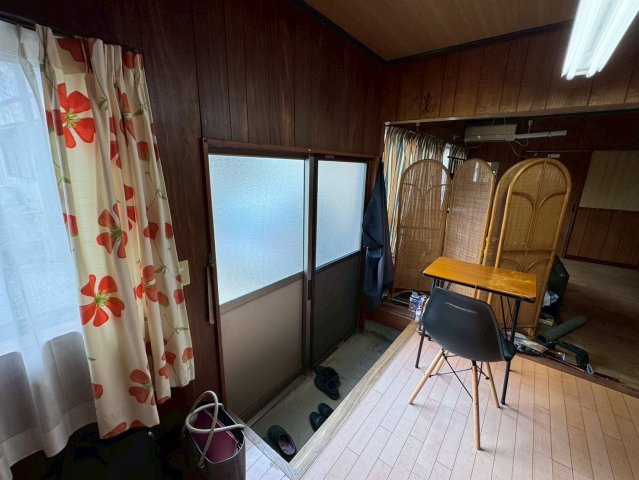 －三丁目不動産ー　深谷市下手計　敷地内に倉庫の玄関