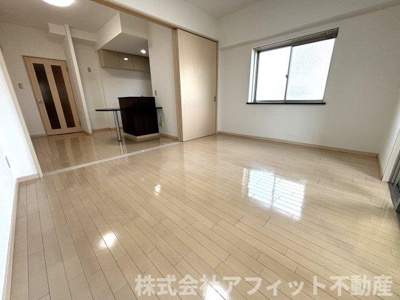 【居間・リビング】 | フラットリア笠岡 | 洋室8.4帖