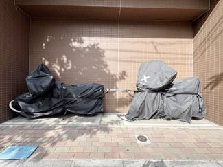 【駐車場】 | バイク置き場。空き区画の有無や駐輪料金、サイズおよび排気量規定などについては、改めてお問い合わせください。～即日のご見学可能～　お問合せはお気軽にどうぞ。
