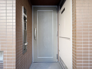 【その他共用部分】 | 皆様をお迎えする、お部屋の玄関ドア。開けやすさや開放角度、ドアノブの操作しやすさや鍵の形状などを、現地で一度ご確認ください。～即日のご見学可能～　お問合せはお気軽にどうぞ。
