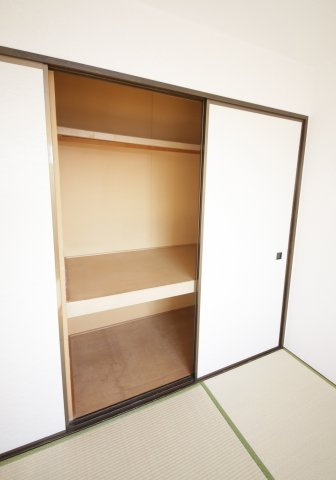 ヴィレッジねむの収納|別部屋同一間取りのお写真となります。