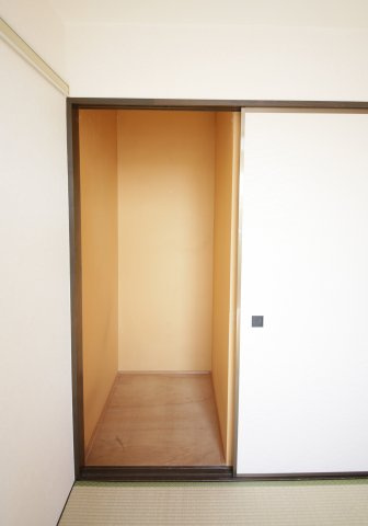 ヴィレッジねむの収納|別部屋同一間取りのお写真となります。