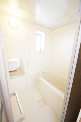 ヴィレッジねむの浴室|別部屋同一間取りのお写真となります。