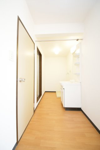 ヴィレッジねむの独立洗面台|別部屋同一間取りのお写真となります。