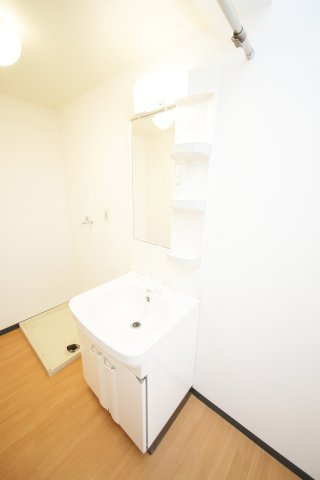 ヴィレッジねむの洗面所|別部屋同一間取りのお写真となります。