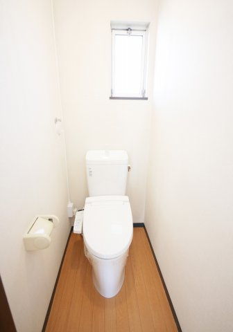 ヴィレッジねむのトイレ|別部屋同一間取りのお写真となります。