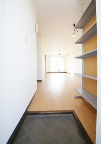 ヴィレッジねむの玄関|別部屋同一間取りのお写真となります。