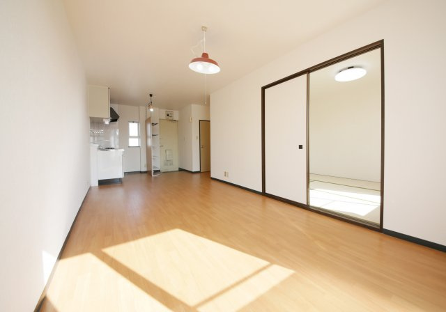 ヴィレッジねむの居間・リビング|別部屋同一間取りのお写真となります。