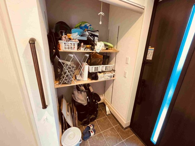 野田市つつみ野1丁目　中古戸建の玄関|土間収納