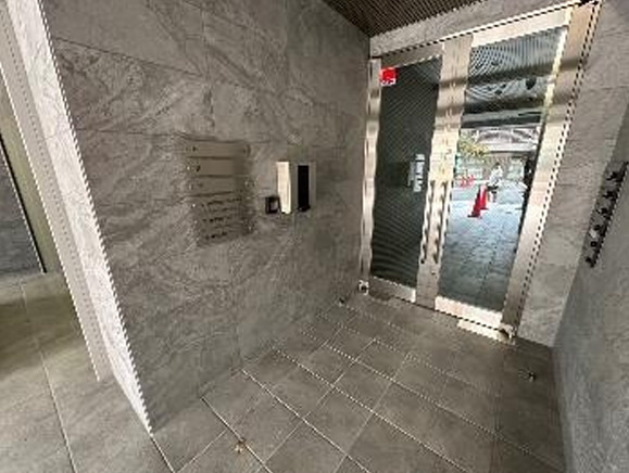 大阪市淀川区西中島４丁目の店舗事務所のエントランス