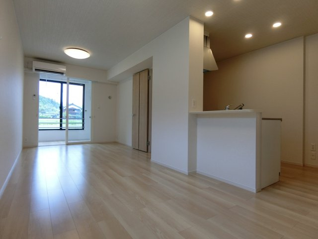 グランシャリオ　アルファ　Ｂの居間・リビング