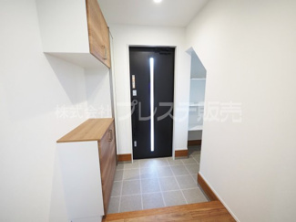 【玄関】 | 現地写真（１号地玄関）電子ロック＆ディンプルキー！玄関収納・シューズクロークのある玄関です♪